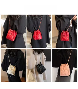 Sac seau matelassé porté par un mannequin montrant divers angles et coloris