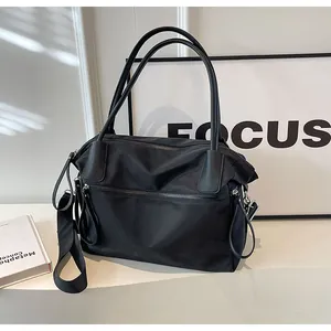 Detail der schwarzen Nylon-Tasche mit doppelten Reißverschlusstaschen und Lichtschatten