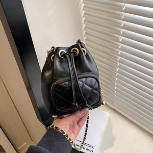 Sac Seau Matelassé pour Femmes en Cuir PU Avec Cordon de Serrage et Bandoulière Chaîne Dorée Petit Sac à Main Tendance