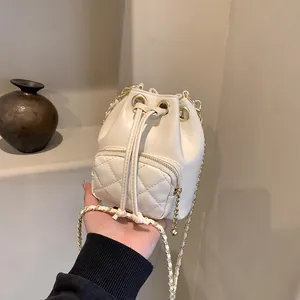 Sac seau matelassé beige chic avec chaîne dorée et cordon de serrage pour femme