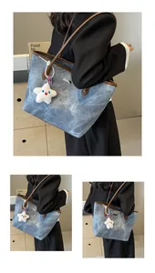 Dettaglio della grande borsa tote con trama marmo blu e manici in pelle marrone