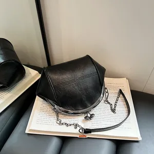 Borsa a tracolla trapuntata nera con chiusura a scatto vintage e catena d'argento