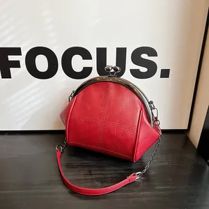 Borsa a conchiglia vintage rossa con tracolla a catena e cuciture decorative moda