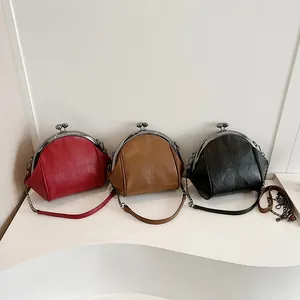 Borse a tracolla chic in rosso, marrone e nero con ecopelle trapuntata e chiusura kiss-lock
