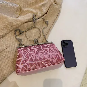 Rosa Pailletten-Abendtasche mit Kristallrand, Metallgriff und feinem Kettenriemen