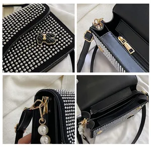 Vistas detalladas del bolso bandolera negro con tachuelas, perla y adorno de osito