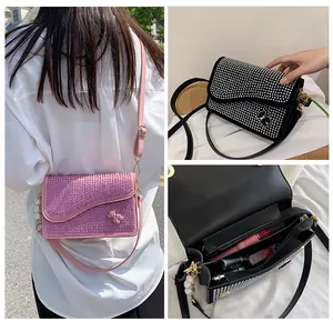 Detalle de mini bolso cuadrado de diamantes con cadena de perlas y adorno de lazo