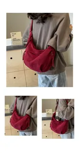 Détail du sac croissant bordeaux en tissu oxford avec fermeture tressée et poche