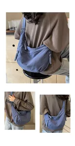 Détail du sac croissant en oxford bleu-violet avec bandoulière large et zip tressé