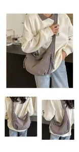 Détails du sac bandoulière gris en tissu oxford avec sangle réglable et fermeture éclair