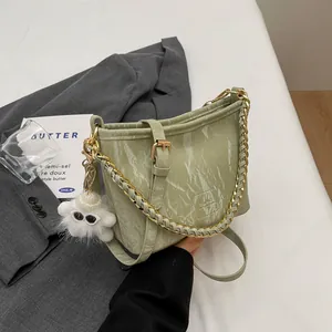 Mode Marmeren Textuur PU Leer Emmer Tas Voor Vrouwen Met Gouden Ketting En Pluche Bedel Crossbody Schoudertas Handtas
