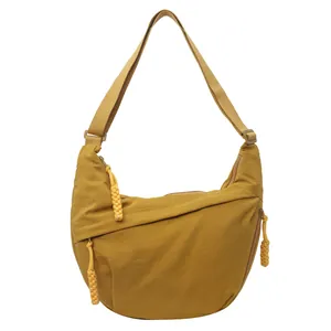 Sac bandoulière demi-lune en nylon jaune avec fermetures éclair sportives à cordon