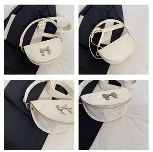 Vues détaillées d'un sac besace blanc demi-lune avec nœud argenté et large bandoulière
