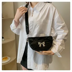 Détail du sac selle en similicuir plissé noir avec boucle nœud en métal argent