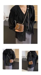 Détail du mini sac seau marron en cuir texturé avec breloque de fermeture éclair fleurie