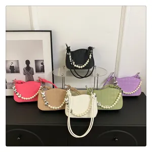 Détail de mini sacs matelassés avec chaînes perles et cœurs en six couleurs tendance