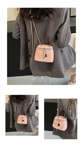 Détails du mini sac seau rose clair en cuir verni plissé avec bandoulière en chaîne argentée