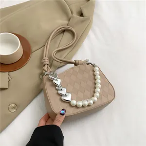 Sac bandoulière matelassé beige chic avec chaîne cœur et perles pour femme