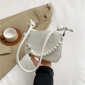 Sac bandoulière blanc matelassé avec chaîne de perles et pendentif cœur élégant