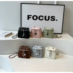 Détails de mini sacs seaux en six couleurs avec textures plissées et bandoulières chaîne