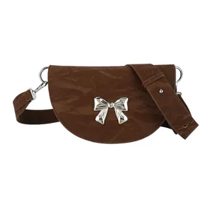 Sac demi-lune marron plissé avec boucle noeud argentée et bandoulière réglable chic