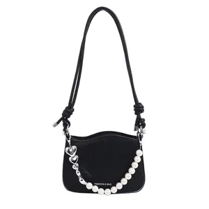 Sac à bandoulière matelassé noir avec chaîne coeur argentée et décorations en perles