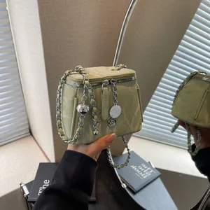 Mini Sac Bandoulière Vanity pour Femme Avec Pendentif Camélia Chaîne Cuir PU Plissé Petit Sac à Main de Mode Quotidienne