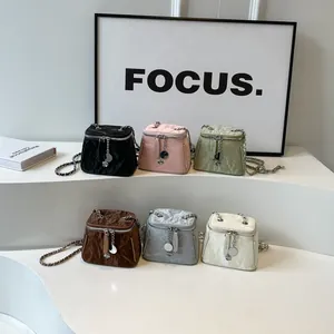 Mini sacs seaux plissés en six couleurs avec bandoulière chaîne argentée élégante