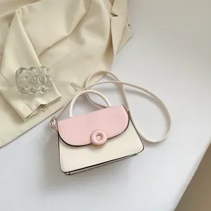 Petit sac bandoulière crème et rose avec boucle anneau et poignée supérieure chic