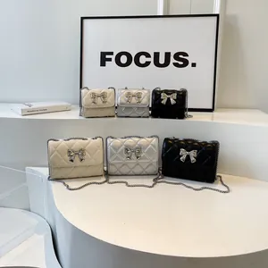 Sacs à bandoulière matelassés avec nœud en métal en blanc, argent et noir