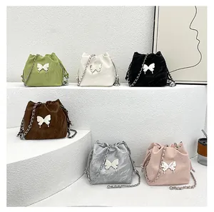 Sac seau papillon à la mode disponible en six couleurs avec bandoulière chaîne