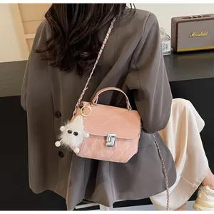 Petit sac bandoulière matelassé rose avec breloque peluche vue de dos sur un mannequin