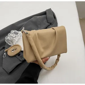 Détail du sac nuage plissé beige avec texture en similicuir et boucles argentées