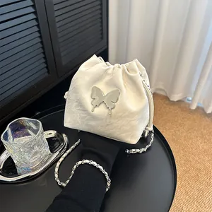 Mode Papillon Décor en Métal Sac Seau Femmes Cuir PU Texture Plissée Cordon Épaule Bandoulière Chaîne Sac Quotidien