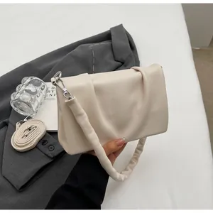 Détail du sac à main plissé blanc crème avec bandoulière rembourrée en similicuir