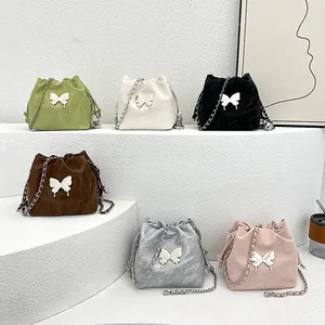 Sacs seau à chaîne papillon en six couleurs avec fermeture à cordon et détails en métal