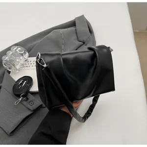 Détail du sac nuage plissé noir avec texture en cuir PU doux et boucles argentées