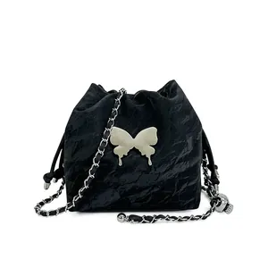 Sac seau noir à la mode avec chaîne papillon argentée et texture plissée élégante