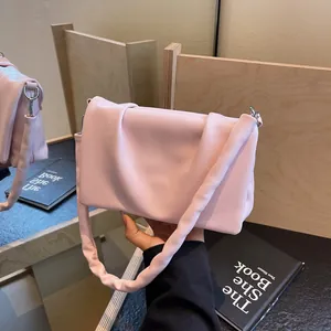 Sac bandoulière plissé rose avec bandoulière épaisse et texture en cuir souple