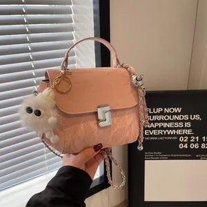 Sac à Main en Cuir PU Matelassé pour Femmes Petit Sac à Bandoulière Élégant Avec Chaîne en Métal et Pendentif Monstre en Peluche