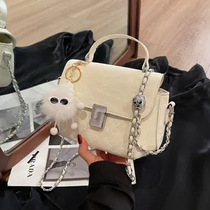 Sac à main matelassé blanc crème avec serrure en S et pendentif en peluche