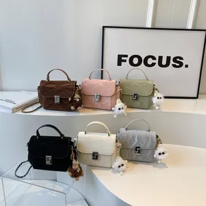 Mini sacs à main carrés minimalistes en plusieurs couleurs avec cuir PU plissé et breloque