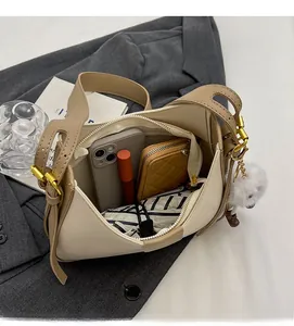 Vue intérieure du sac à bandoulière contrasté montrant sa grande capacité de rangement