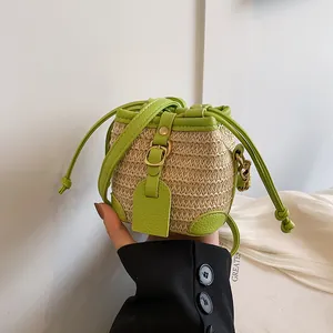 Sac Seau en Paille Mini pour Femmes Vacances d'Été Tissé Sac Bandoulière Garniture en Cuir PU Cordon Sac de Plage Décontracté