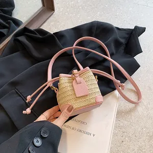 Mini sac seau en paille et cuir rose avec bandoulière réglable pour un style estival