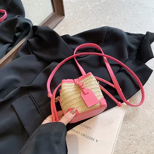 Mini sac seau chic en cuir rose et paille avec bandoulière réglable pratique