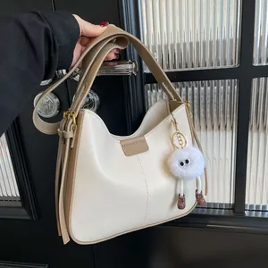 Sac à Épaule en Cuir PU pour Femmes Couleur Contrastée Minimaliste Hobo Sac sous le Bras Avec Pendentif Monstre en Peluche Fourre-Tout