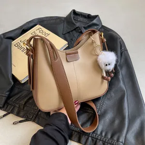 Sac hobo minimaliste kaki et marron contrasté avec un joli pendentif en peluche