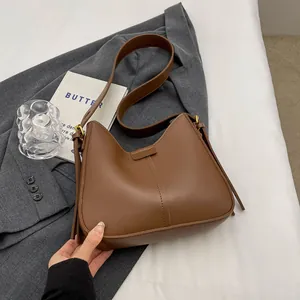 Sac hobo marron en similicuir avec pompon à franges et bandoulière réglable pour femme