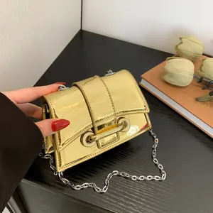 Mini Sac Bandoulière pour Femmes en Cuir PU Métallique Avec Chaîne Argentée Petit Sac à Épaule Carré en Cuir Verni Brillant pour Fête